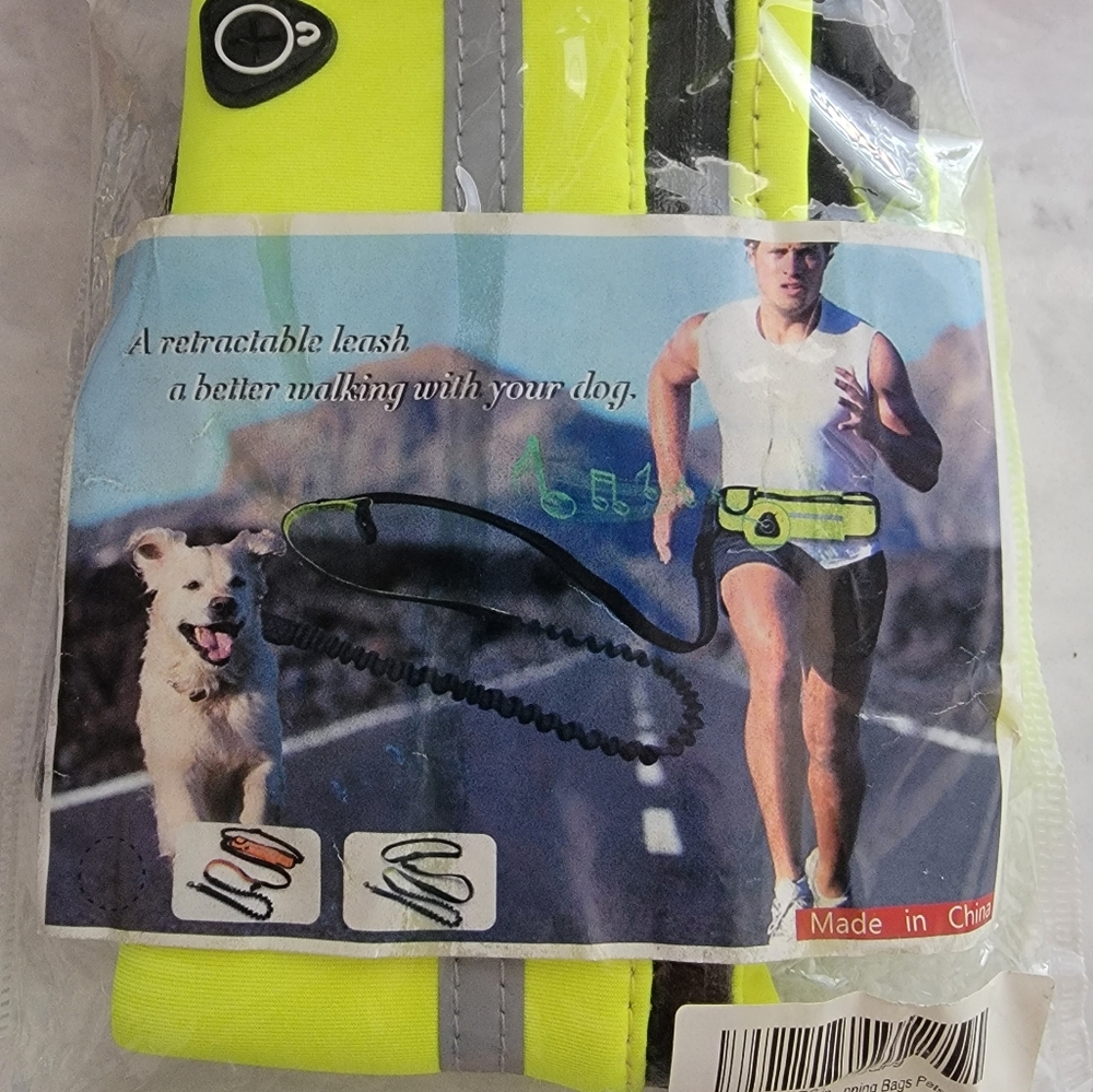 Retractable dog leash with fanny pack